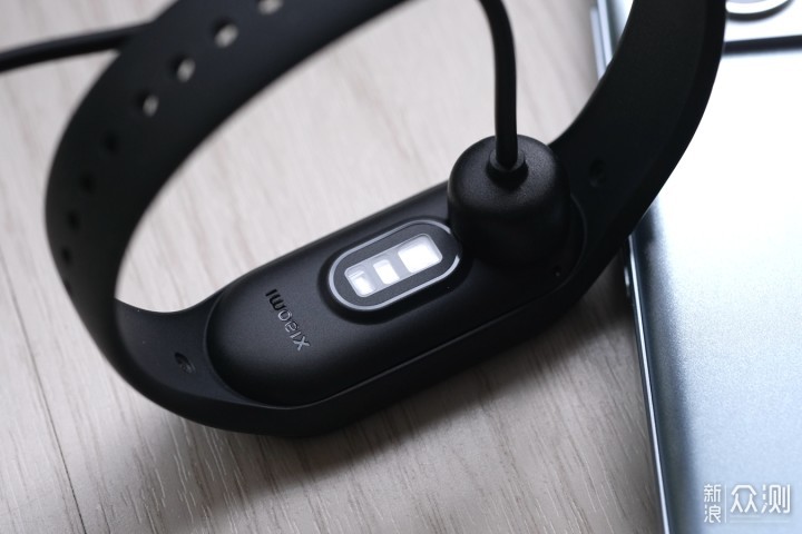 屏幕更大,功能更全,小米手環7評測